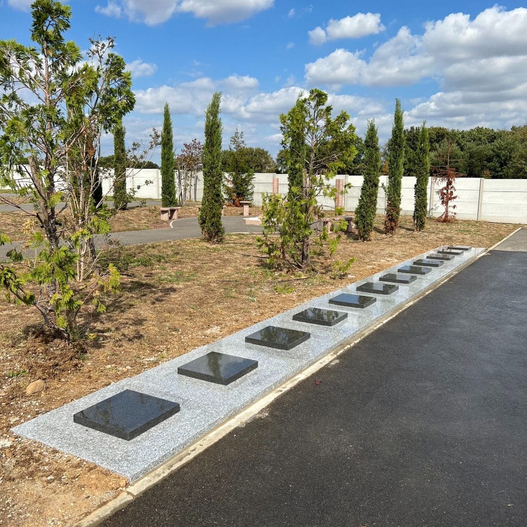 Aménagement d'un espace funéraire dans un cimetière près de Toulouse